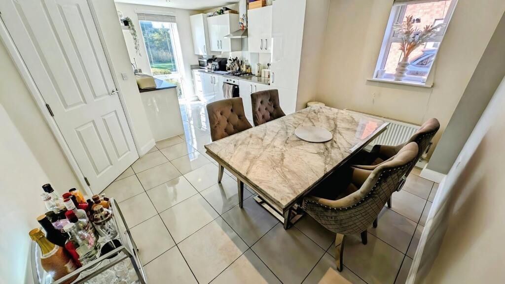 4 Derham Crescent kitchen b.jpg