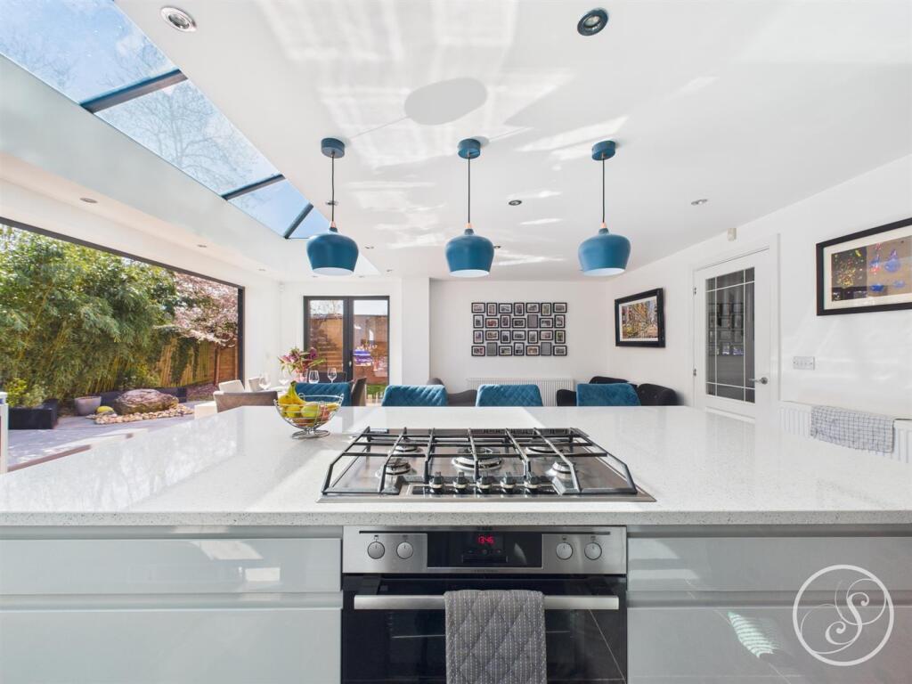 KITCHEN/DINER/FAMILY ROOM