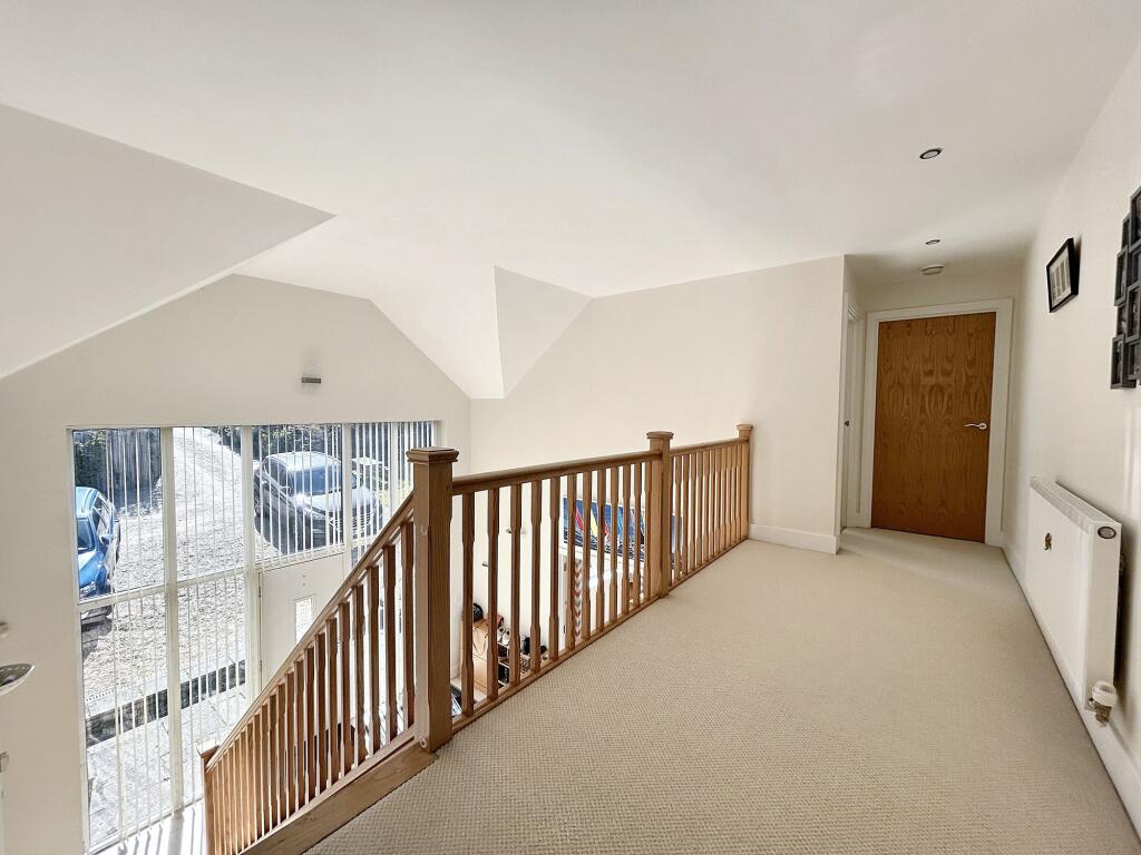 GALLERY LANDING