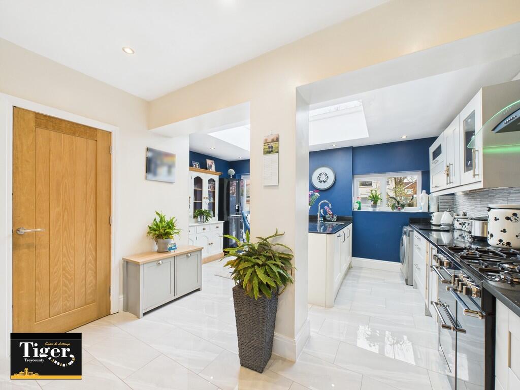 CAM02176G0-PR0553...