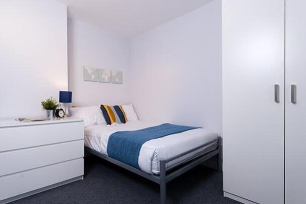 A tidy and inviting double bedroom featuring mo...