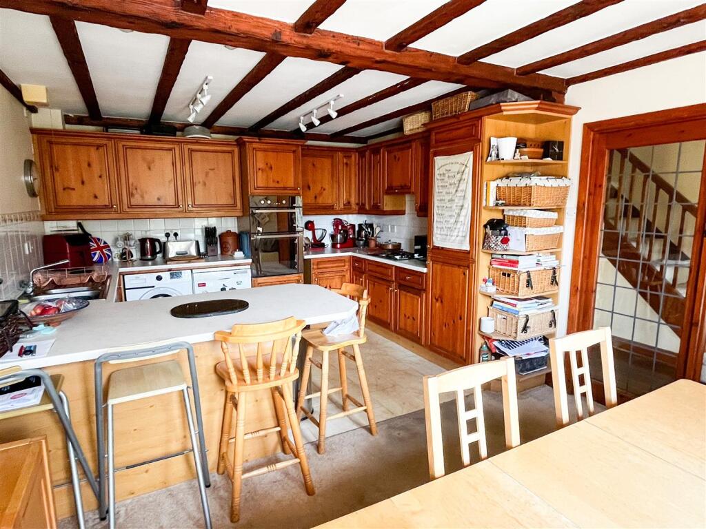 KITCHEN/DINING ROOM