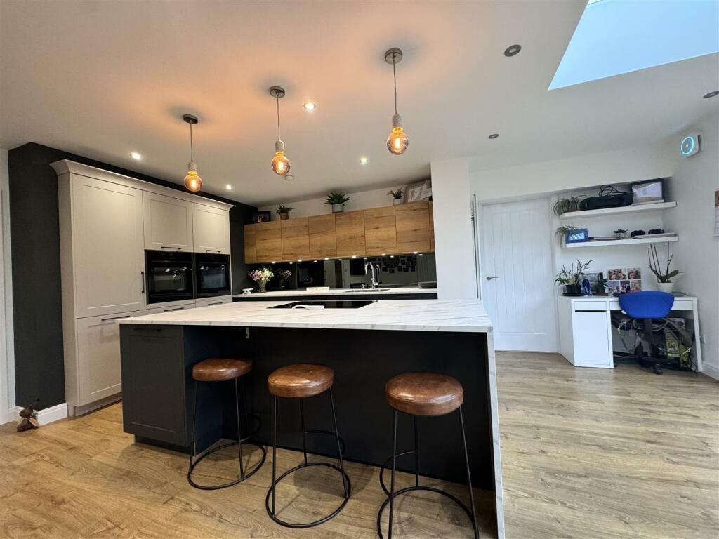 Open plan kitchen / Family room