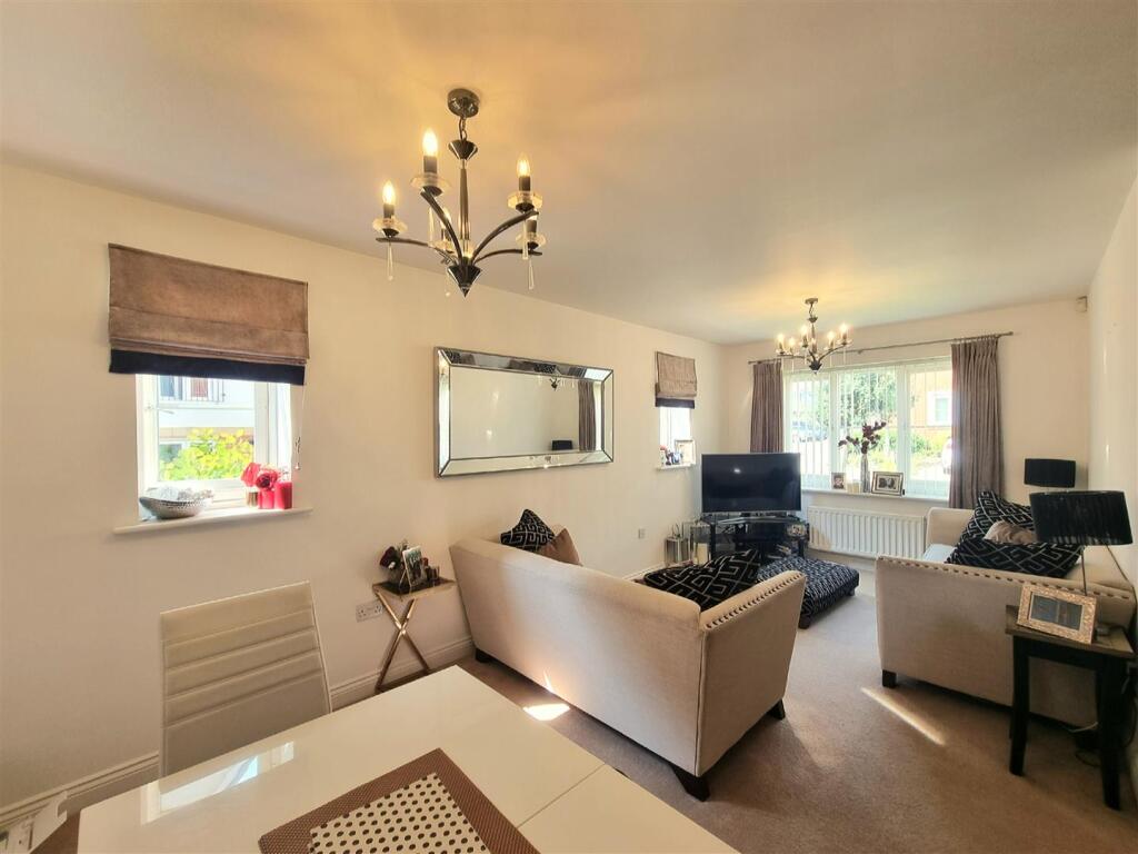 Lounge &amp; Dining Area