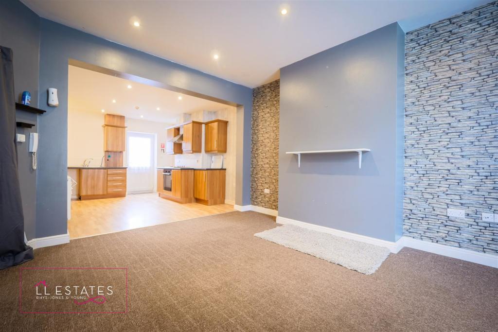 Lounge kitchen.jpg
