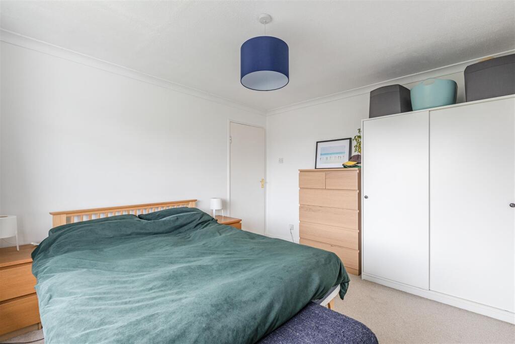 32 Godley Road, Byfleet, KT14 7EP - 13.jpg