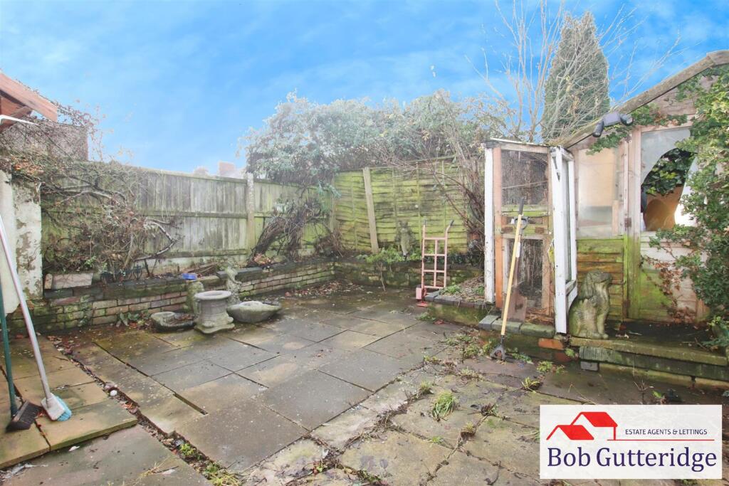 ENCLOSED REAR GARDEN