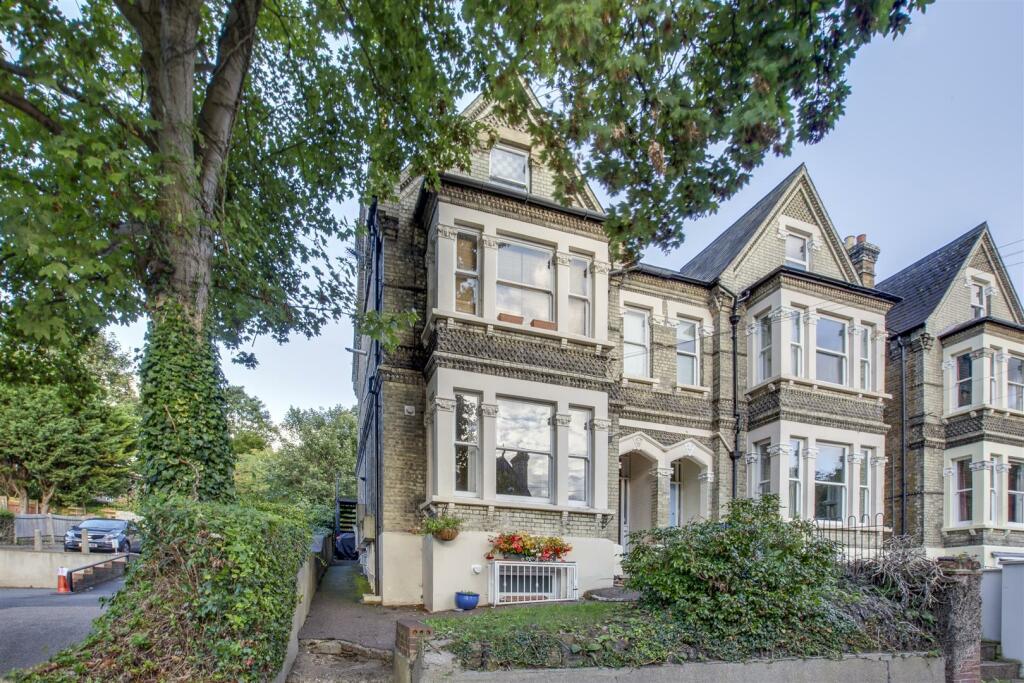 Flat 4, 22 Priory Avenue, HP13 6SH-10.jpg