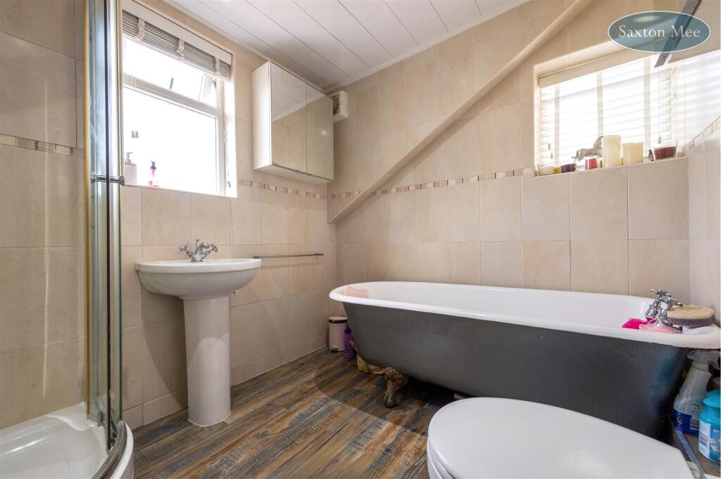 POT HOUSE - bathroom 428.jpg