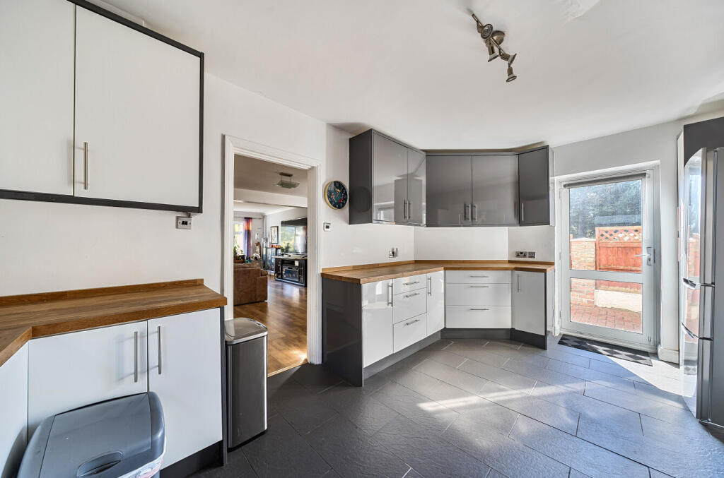 1360652-4-68dbbf2...