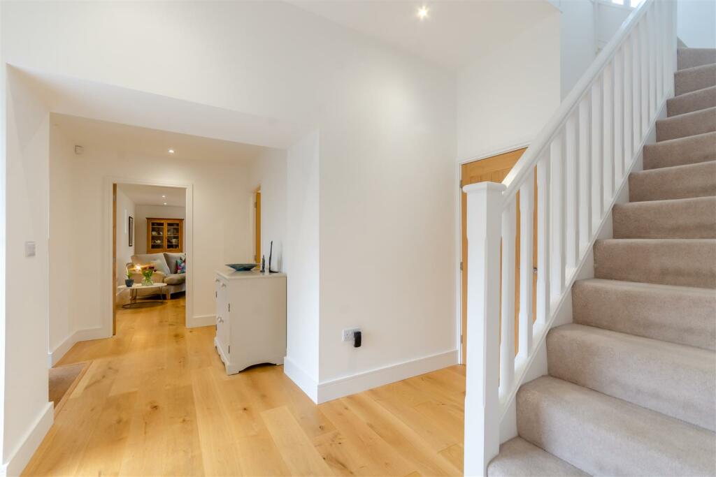 8583926-interior16.jpg