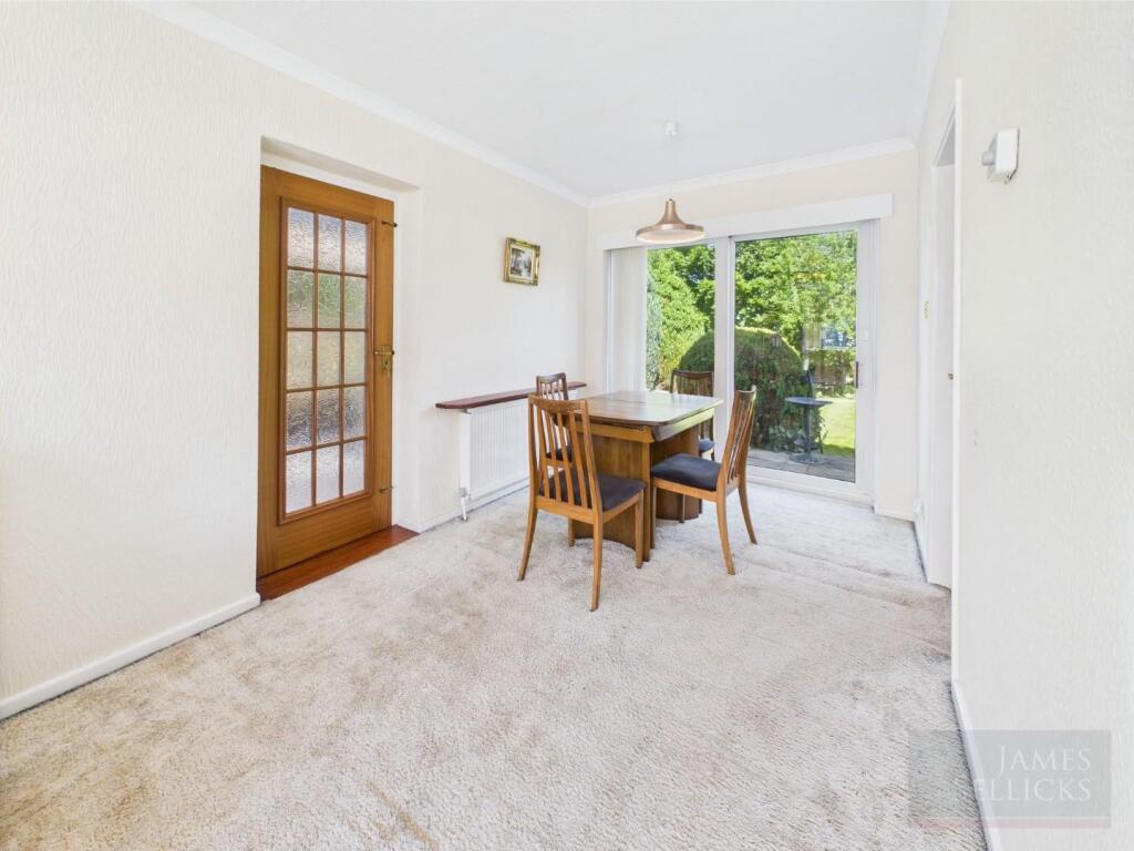 'L' shaped Sitting/Dining Room