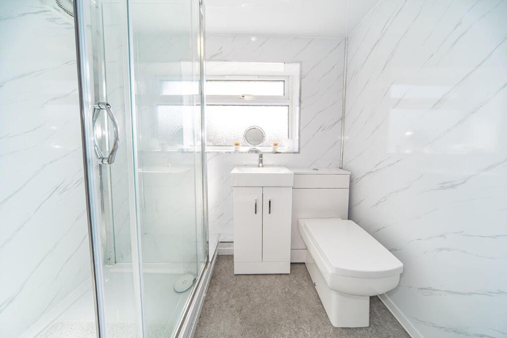 10 Birch Grove shower room 2.jpg