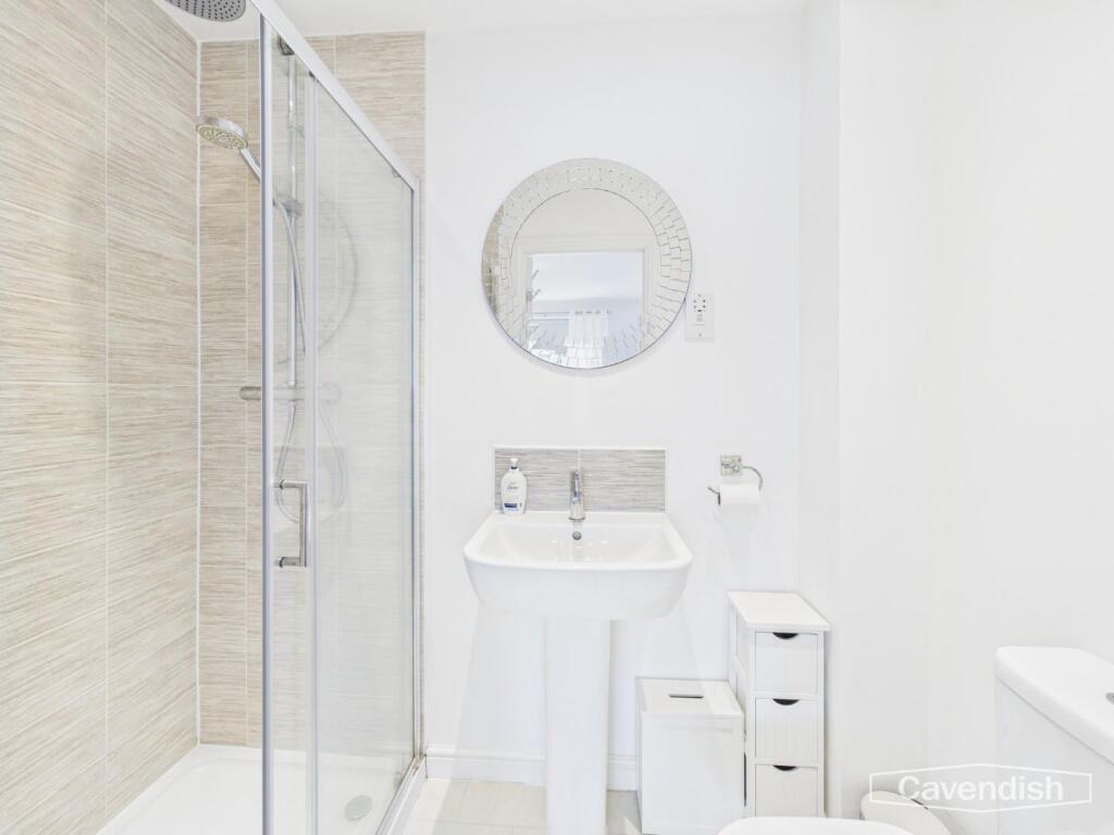 EN-SUITE SHOWER ROOM