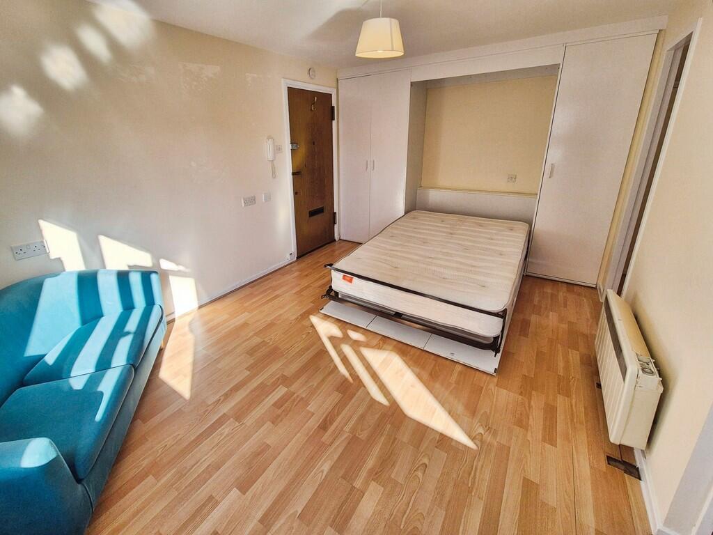 Living Room / Bed...