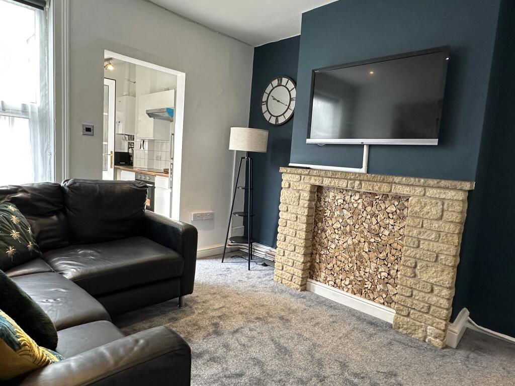 17-hood-street-_-3-bed-&amp;-2-bath-_-bills-included-image-3.jpg
