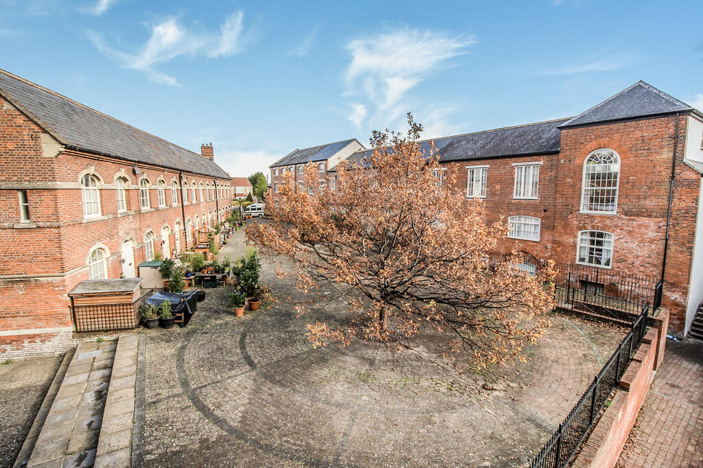 Communal courtyar...