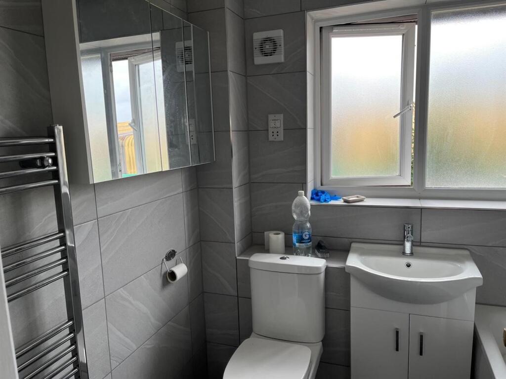 bathroom 1.jpg