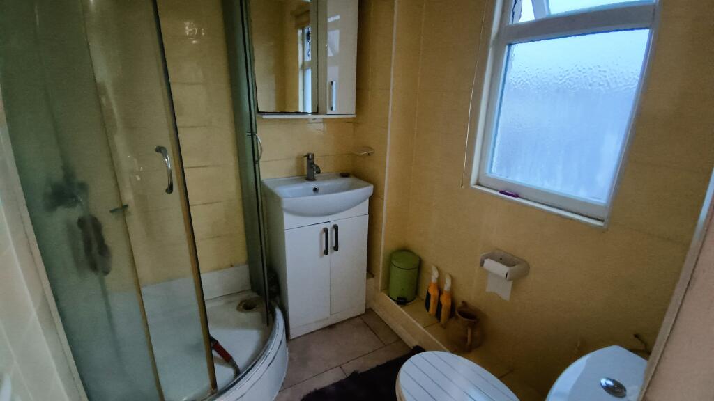 Ensuite to Bedroom 4