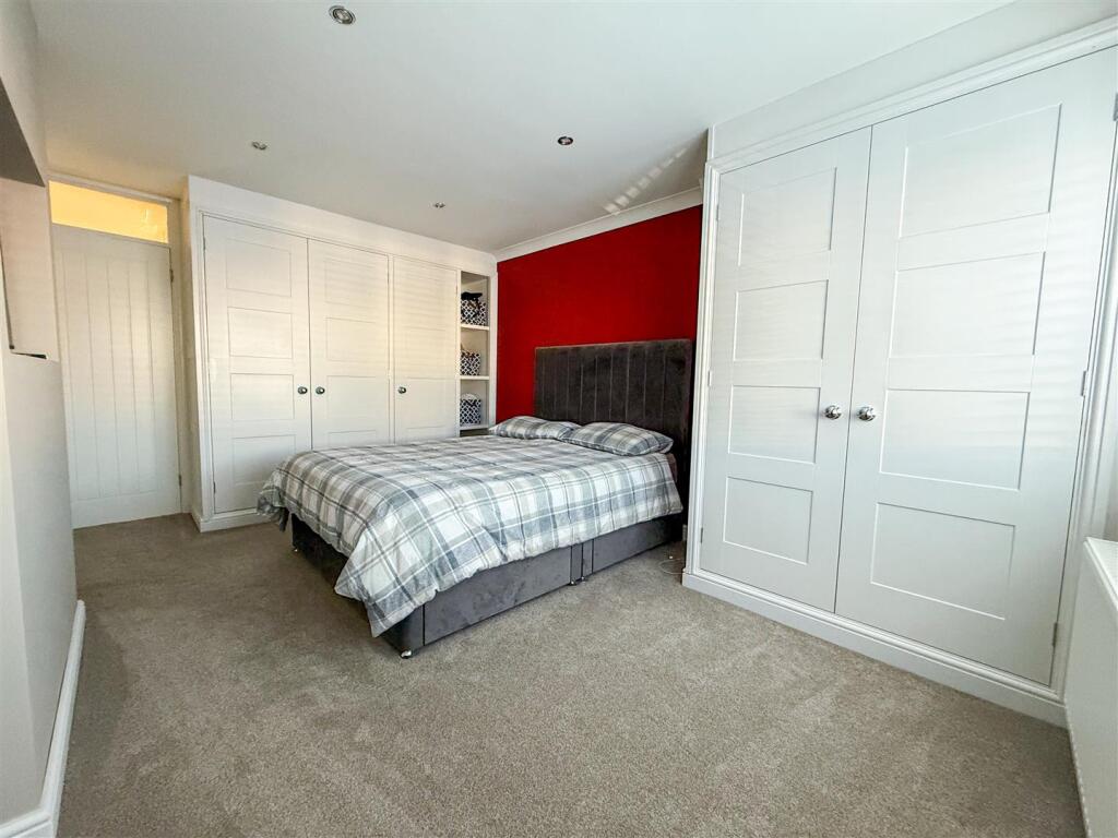 ALTERNATE VIEW OF PRINCIPAL BEDROOM