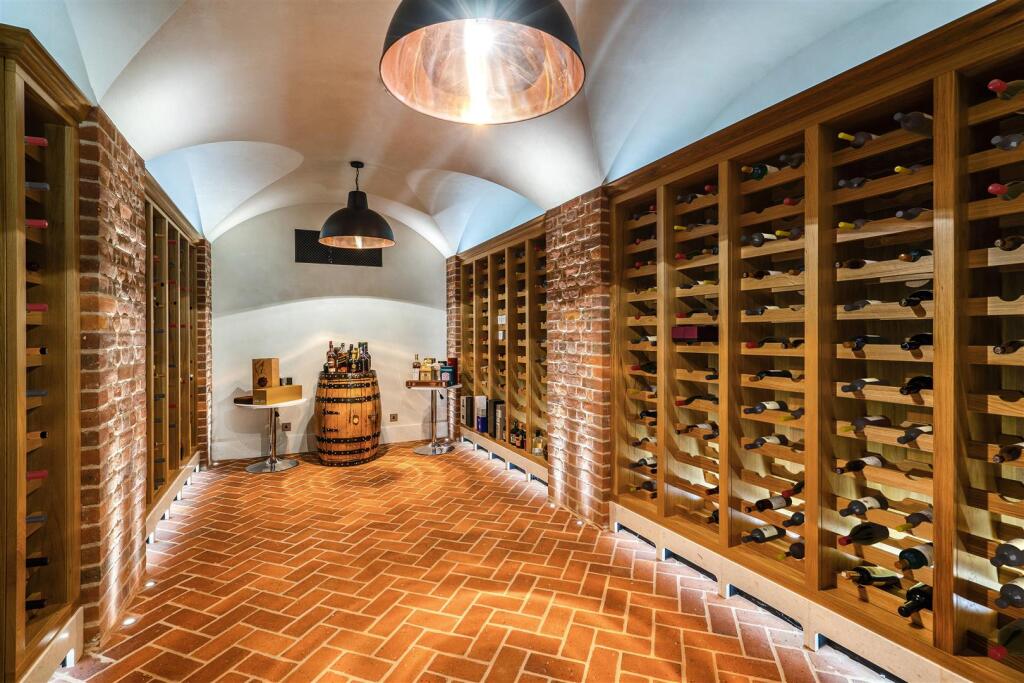 81912 Round Hill-44_Wine.jpg