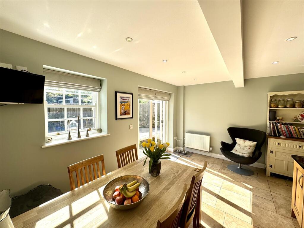 OPEN PLAN KITCHEN/DINING ROOM