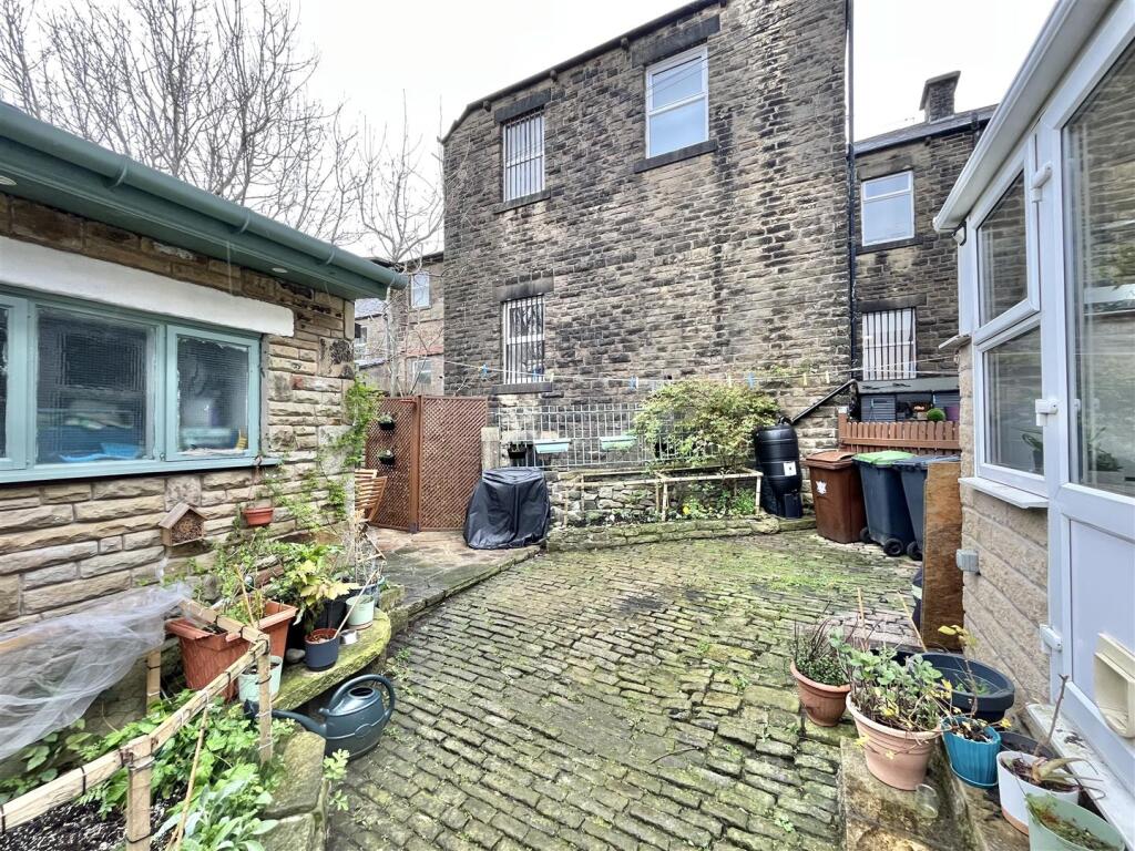 Cobbled Rear Yard, Patio &amp; Garden Store