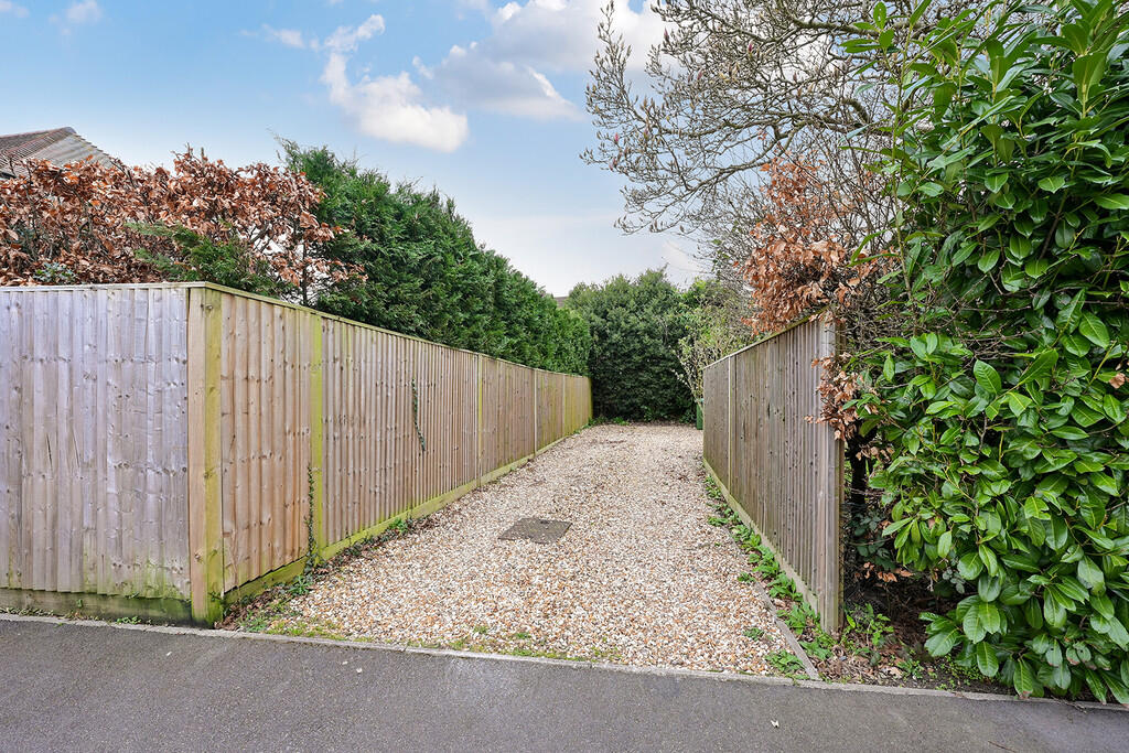 65 Frogmore Rd (1...