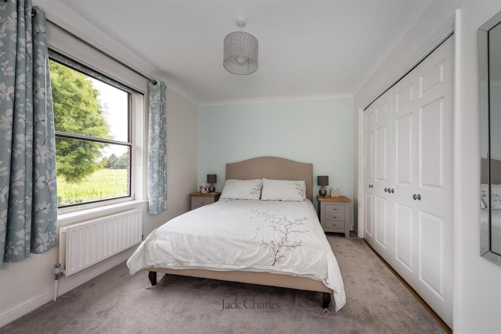 2 Chelsfield Close, TN11 0DW 015.jpg