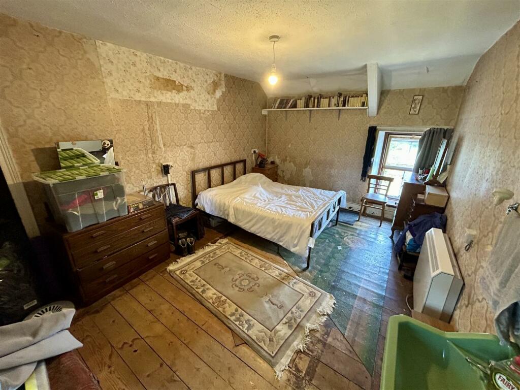 REAR BEDROOM