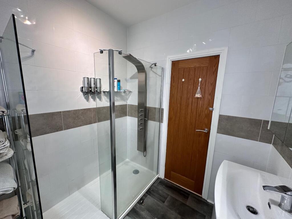 SHOWER ROOM