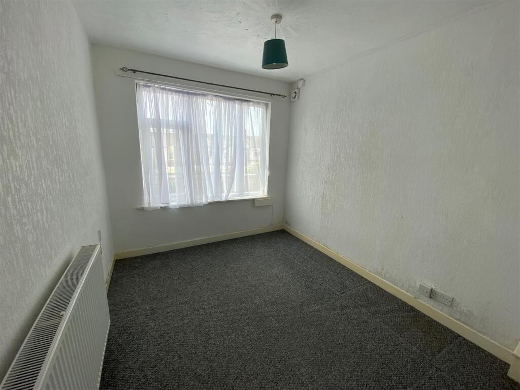 6 Newlands Street - bedroom rear.jpg