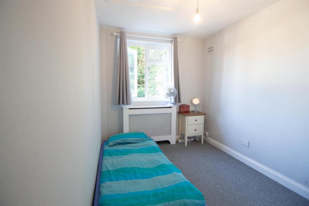 7a Heath Close - Bedroom 2.jpg