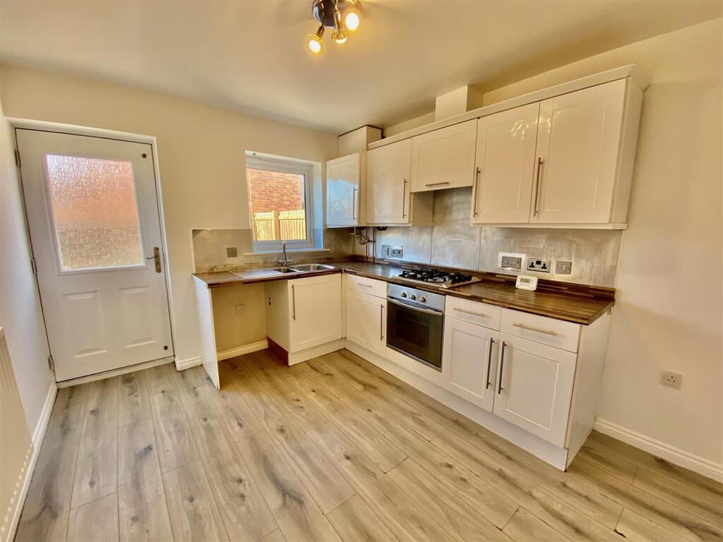 BREAKFASTING KITCHEN