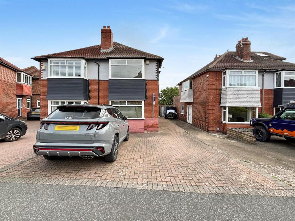 Off Street Parking / Driveway / Single Garage: