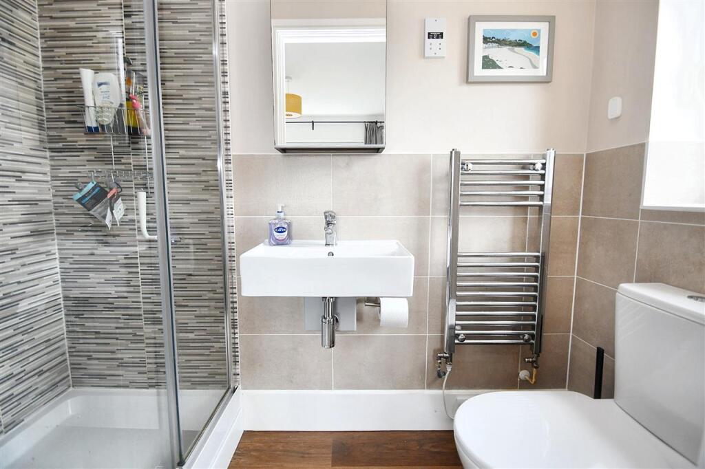 EN-SUITE SHOWER ROOM