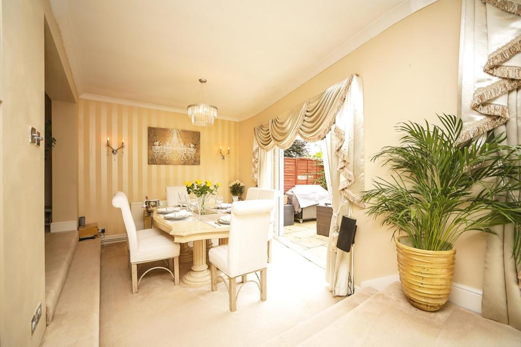 Lounge/Dining Room
