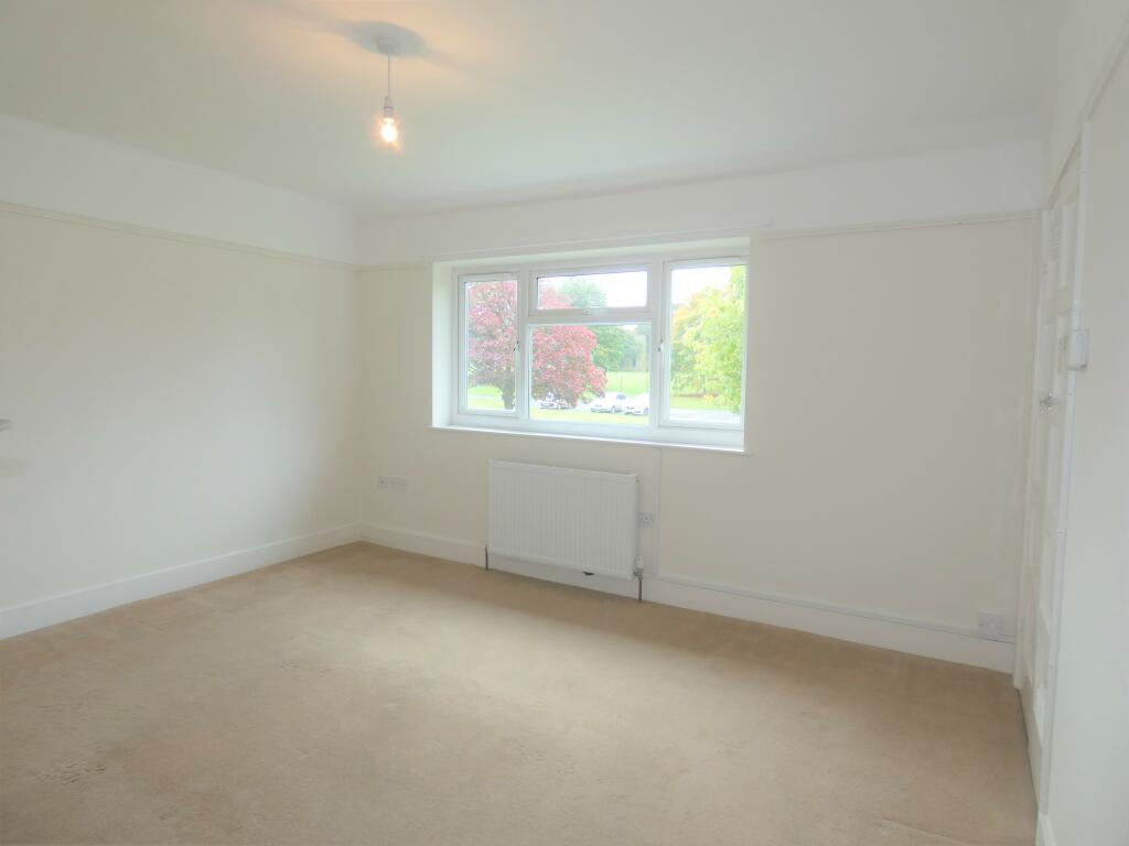 Pic 4 Bedroon one.JPG