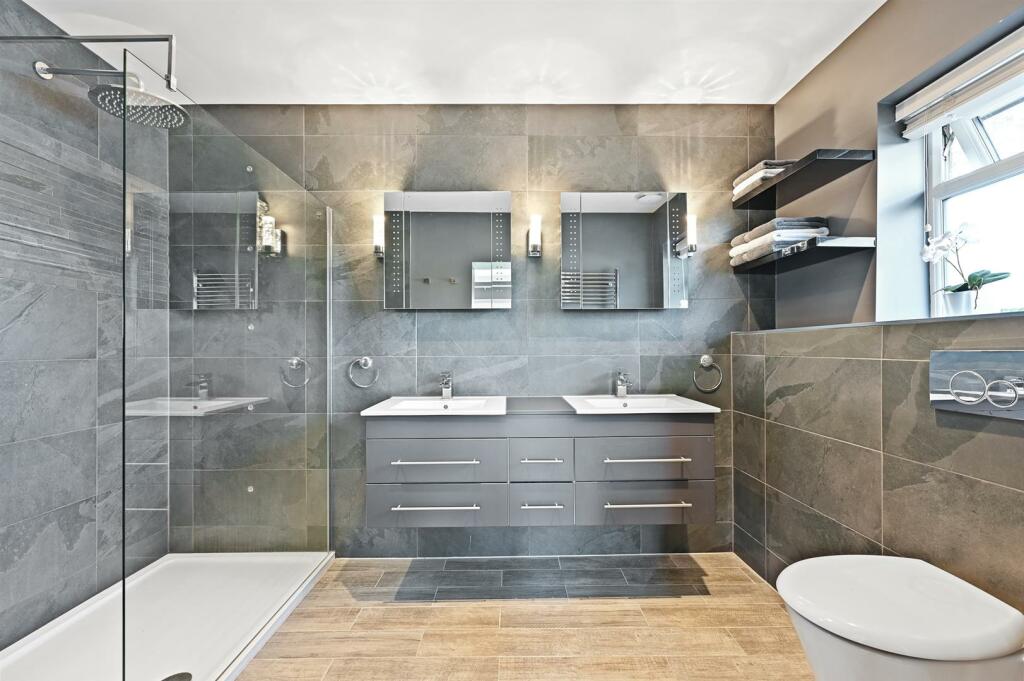 Master Ensuite.jpg