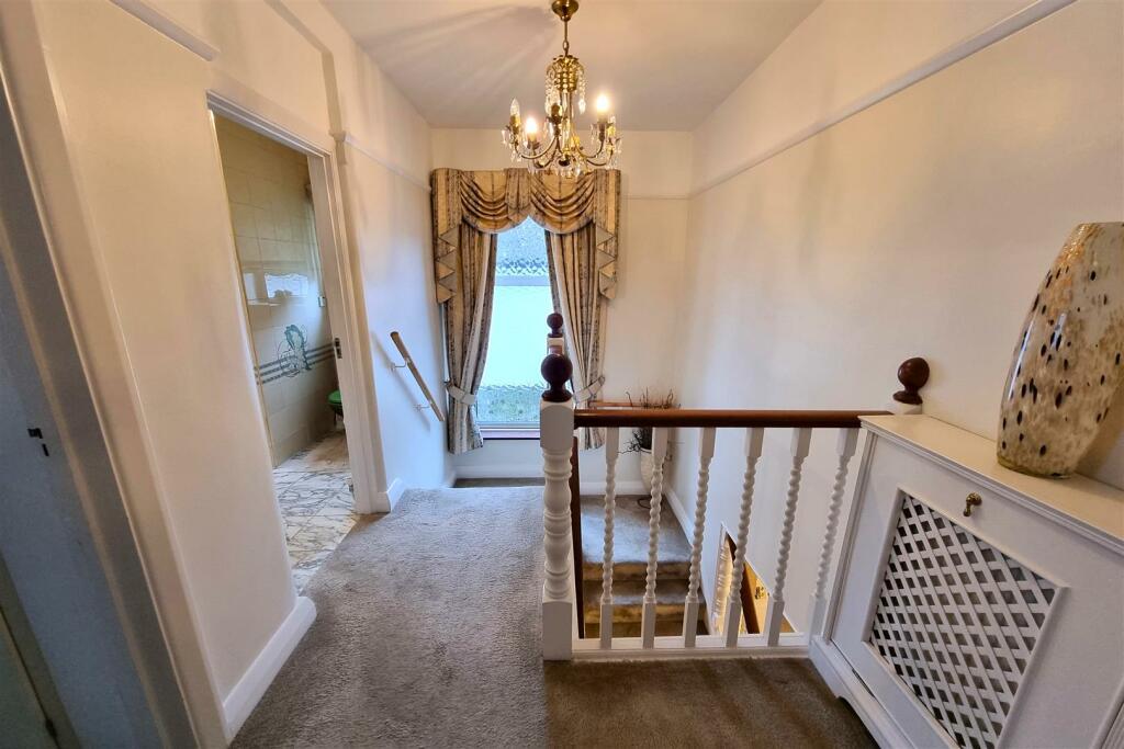 FIRST FLOOR LANDING: