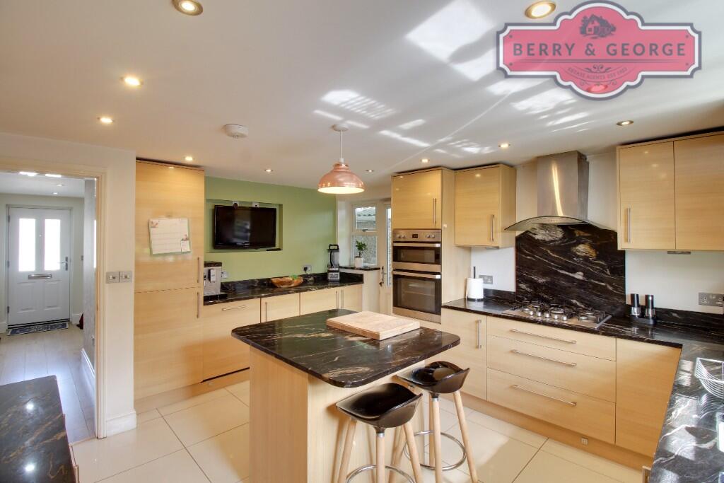 KITCHEN / BREAKFAST
