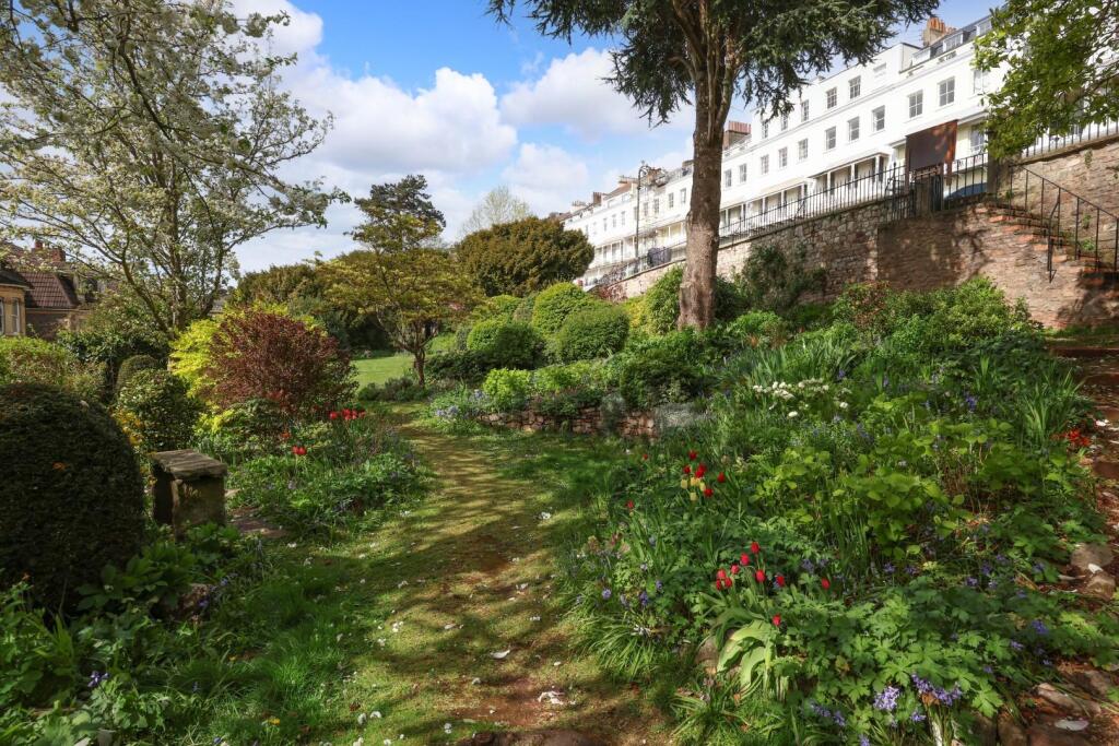 2FF 13 York Gardens 29.JPG