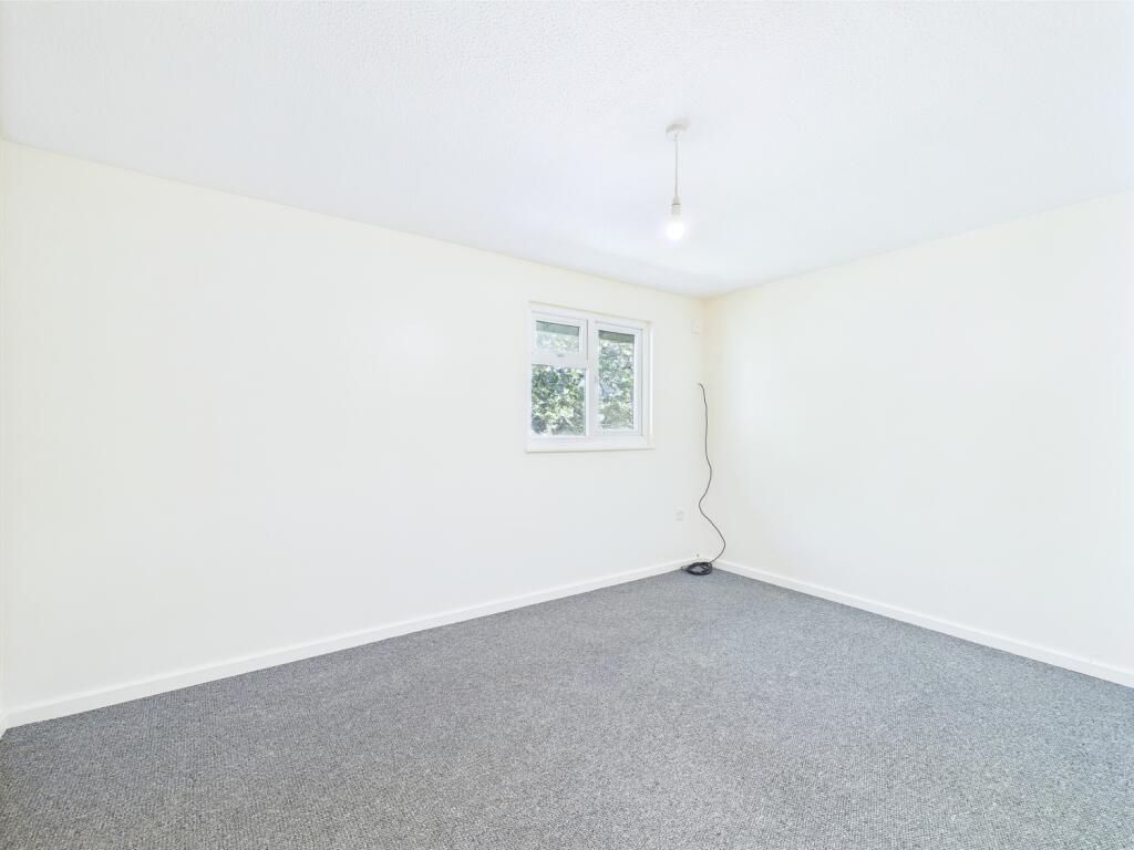 CAM01909G0-PR0336-STILL005