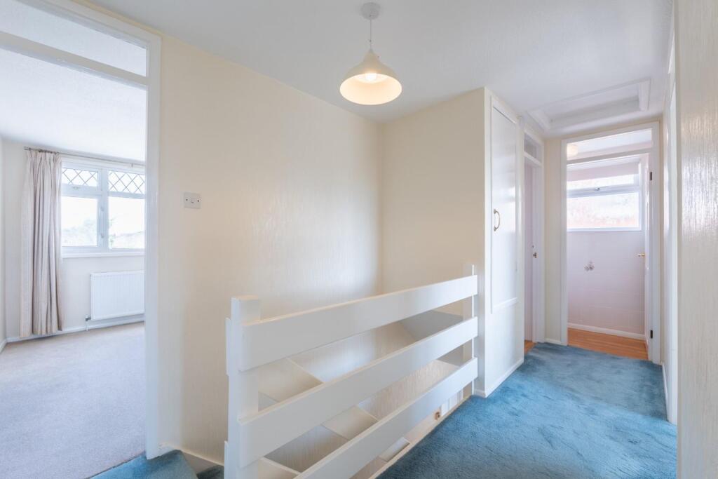 6, severn close landing-1.jpg