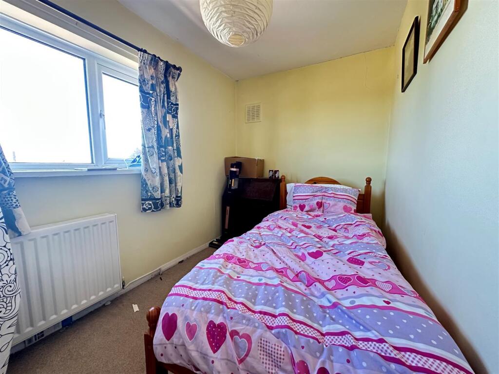 Bed 2.jpg