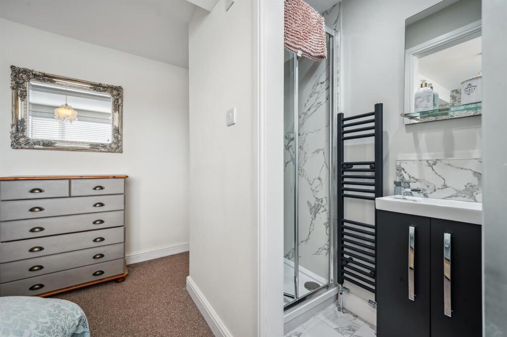 Bedroom One en-suite shower.jpg