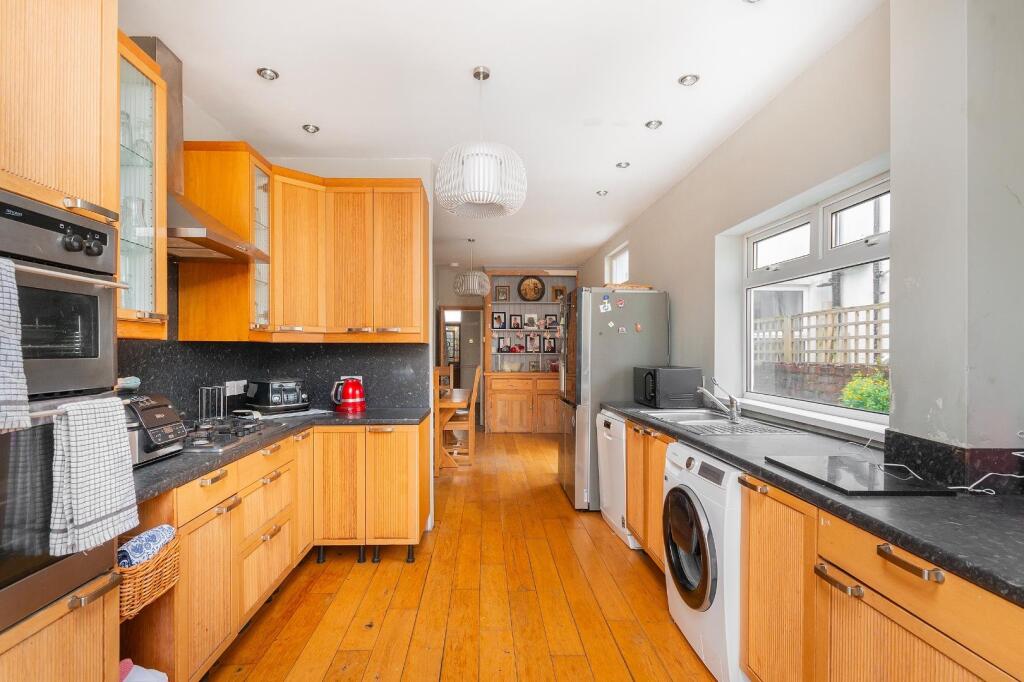 2W4RKE - Kitchen A.jpg