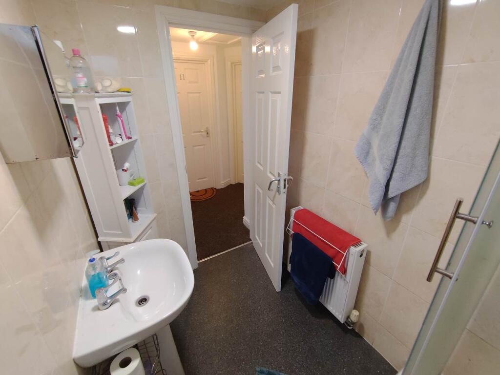 Second floor bathroo