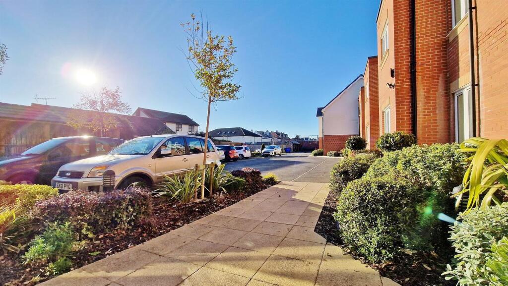 Communal Gardens &amp; Parking