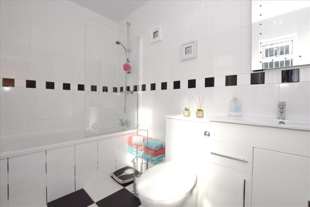 EN-SUITE BATHROOM